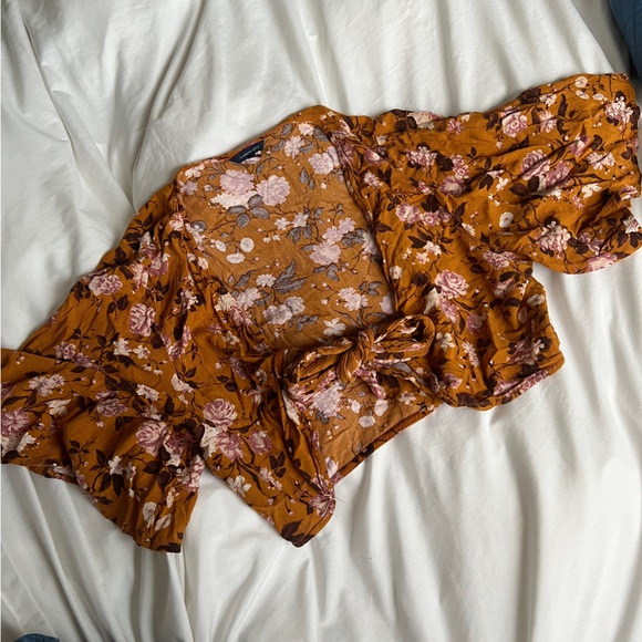 Floral tie up cropped tee from American Eagle 🌼 - Picture 2 of 5